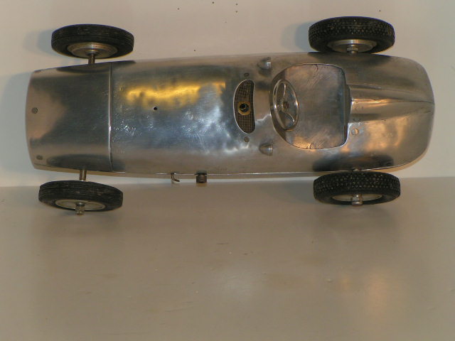TOP VIEW OF THE 1/12TH SCALE METAL GAS POWERED MERCEDES W 196  RAILCAR.VERY RARE