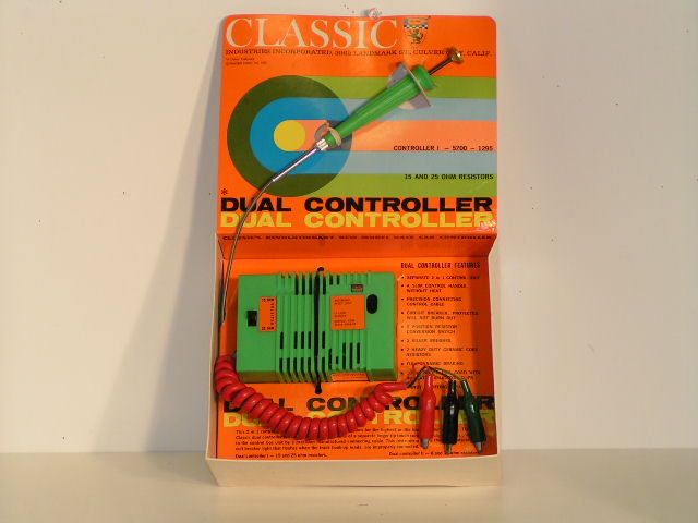 CLOSEUP OF THE DUAL CONTROLLER