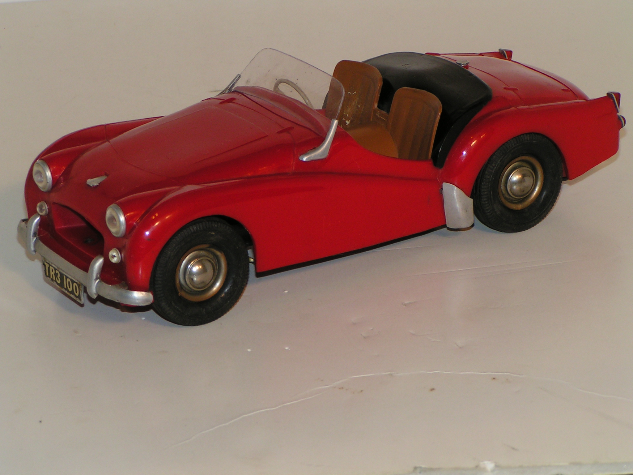 1/18TH SCALE TRIUMPH TR2 WHICH WAS USED AT THE 1956 BRITISH INDUSTRIES SHOW. ON THE ALPINE RALLY SETUP. NOT BATTERY OPERATED. FROM A FORMER EMPLOYEE WHO MOVED TO AUSTRALIA. RARE