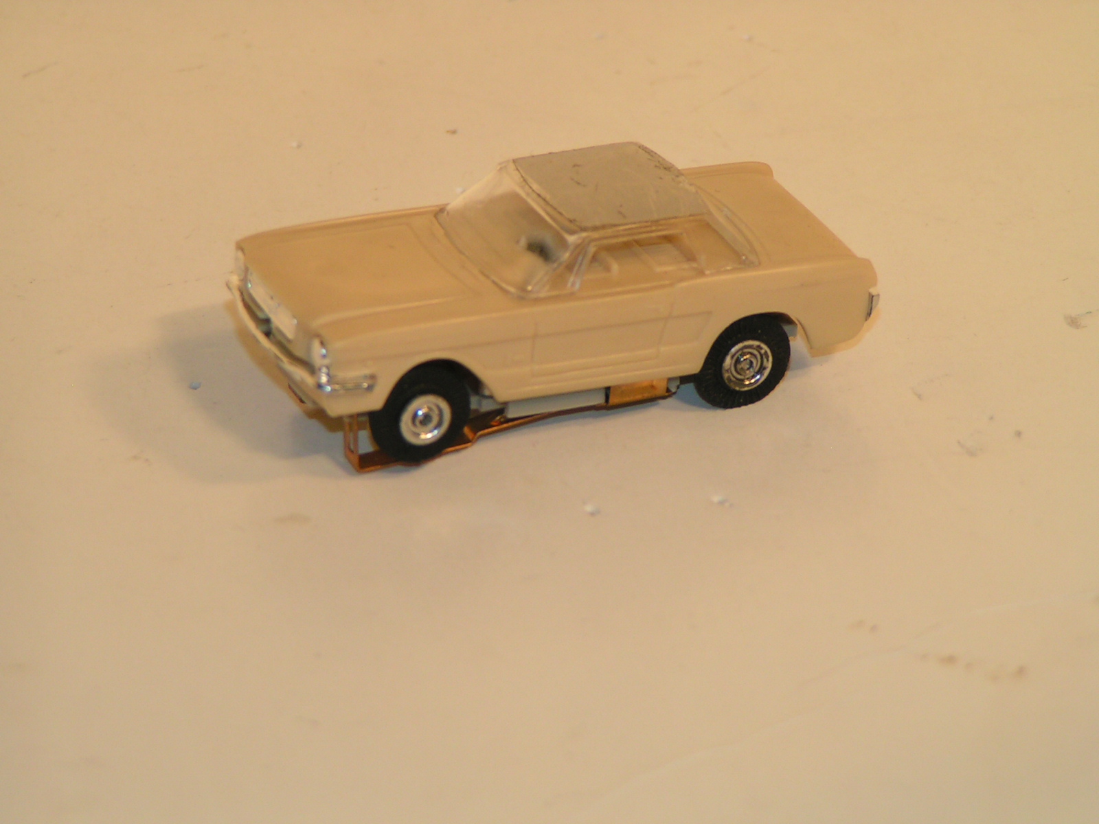 HO FORD MUSTANG.THE ROOF HAS SILVER METAL SHEET ON TOP.NOT PAINTED TOP.