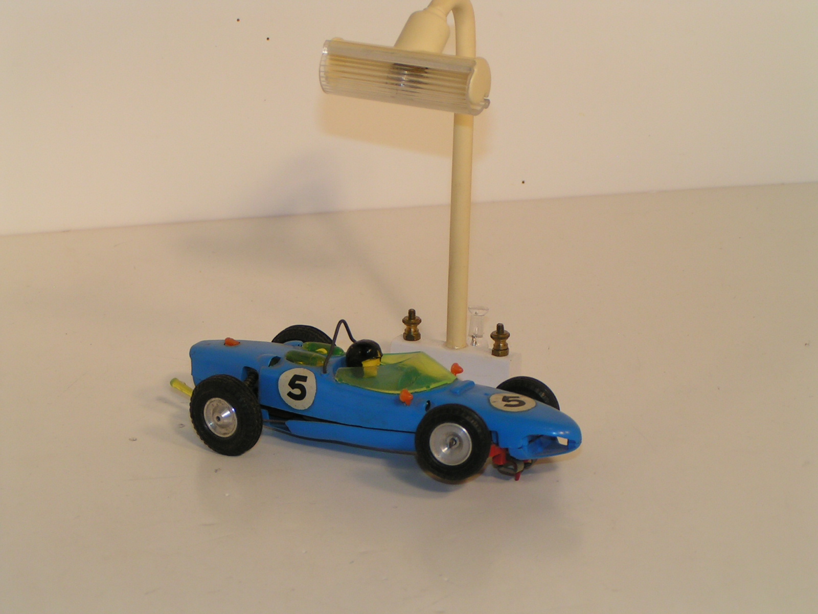 1/32 FERRARI 156 UNDER A STREET LAMP