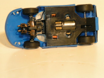 BOTTOM OF THE 1/32ND SCALE CHAPARRAL 2D SHOWING THE STEERING.