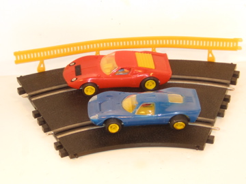 1/32ND SCALE CARS WITH TRACK. MOSCOW SET.VERY RARE