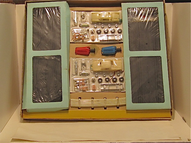 CONTENTS OF THE 1/32ND SCALE SET. MIB RARE  