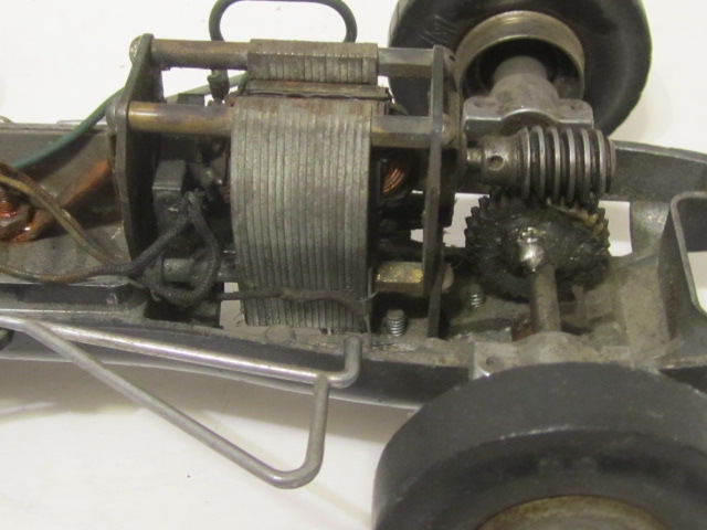 CLOSEUP OF THE LIONEL MOTOR WITH ITS WORM GEAR  