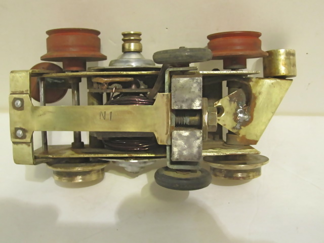 TOP OF THE CHASSIS WITH THE SPRING LOADED MAGNET