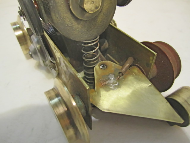 CLOSEUP OF THE SPRING LOADED MAGNET