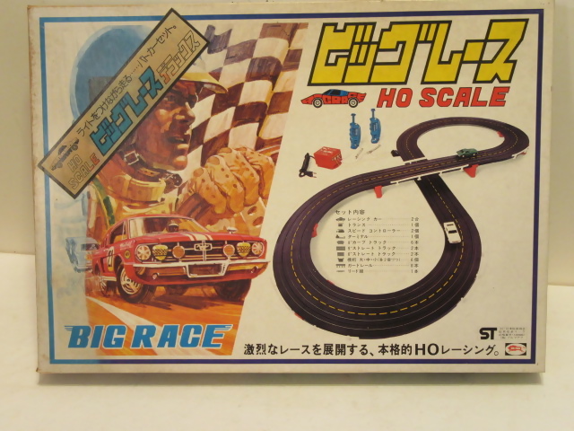 HO SCALE SET WITH THE RARE FORD MUSTANG POLICE CAR. MIB