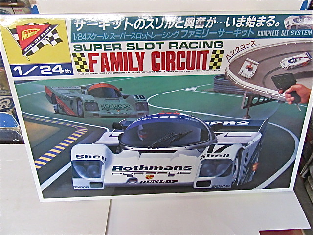 MIB 1/24TH SCALE SUPER SLOT RACING FAMILY CIRCUIT CONTAINING A VACUUM BODY KENWOOD & A PORSCHE 962. MIB /RELEASED IN 1990