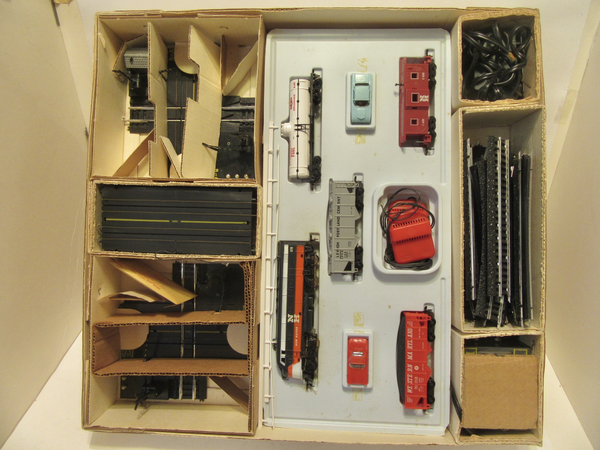 CONTENTS OF THE CAR & TRAIN SET