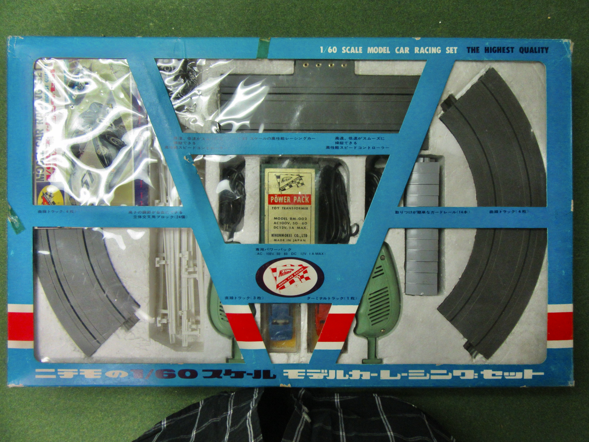 INSIDE THE 1/60TH SCALE SET