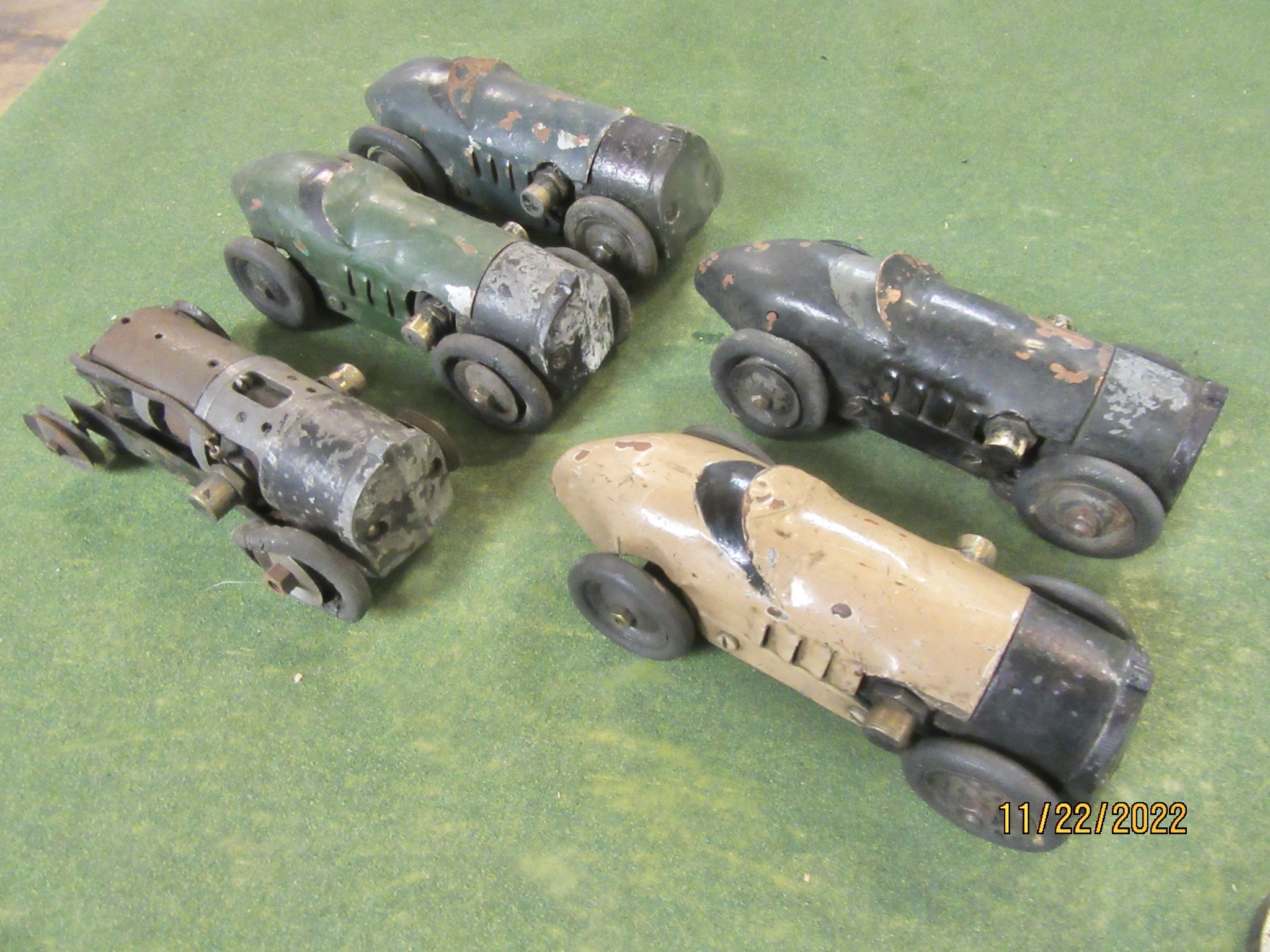 4 CARS  ( COMMERCIAL ) PLUS 1 CHASSIS FROM THE 1930S. RARE