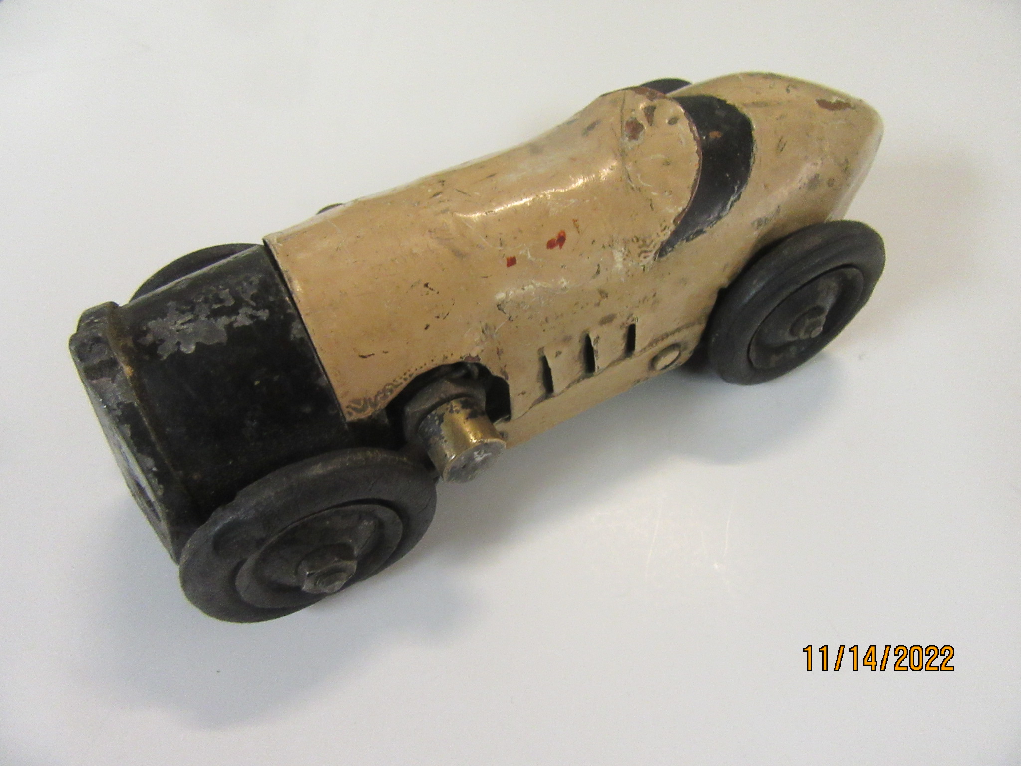 1930S METAL TAN CAR. RARE