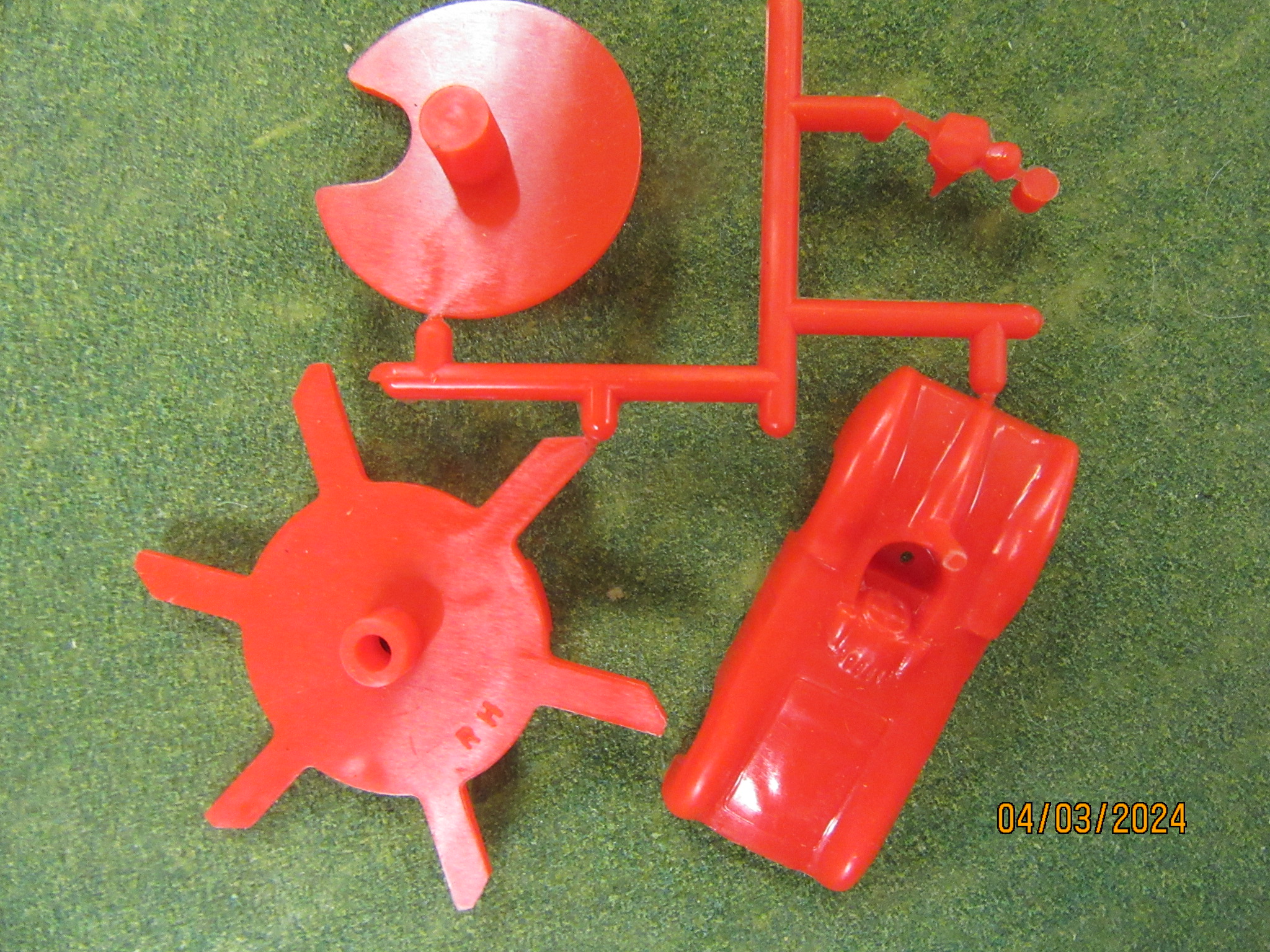 HOW THE CARS CAME UNASSEMBLED IN THE SET. 