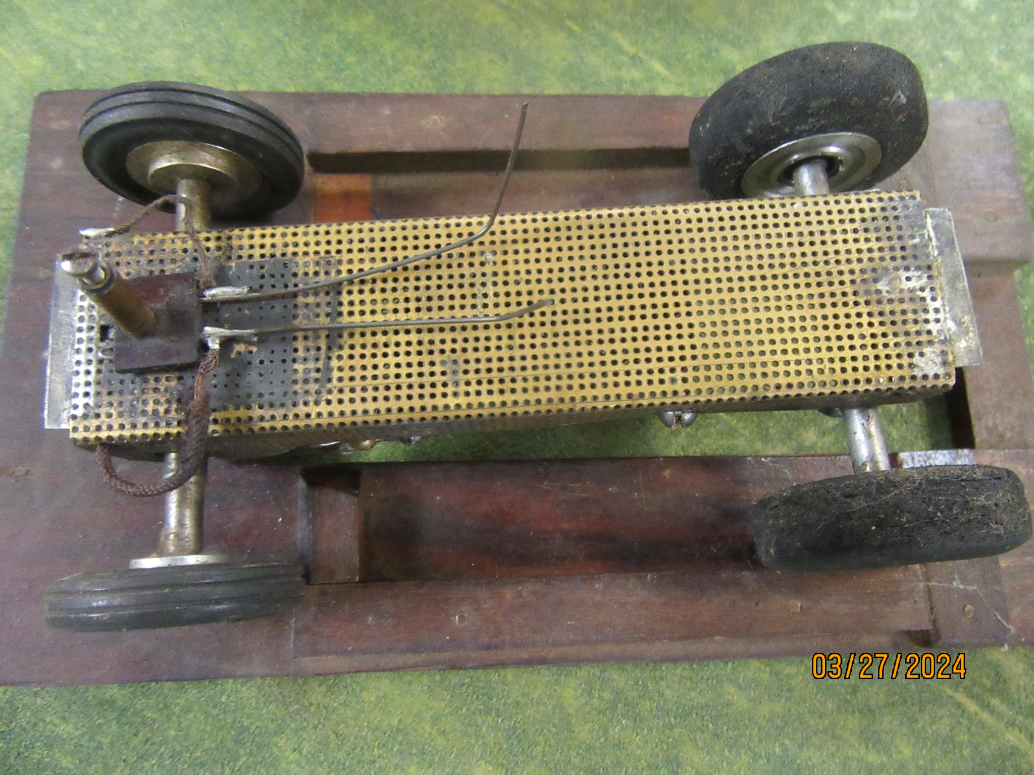 UNDERSIDE OF THE 1/24TH SCALE CHASSIS SHOWING THE WIRE BRUSHES 