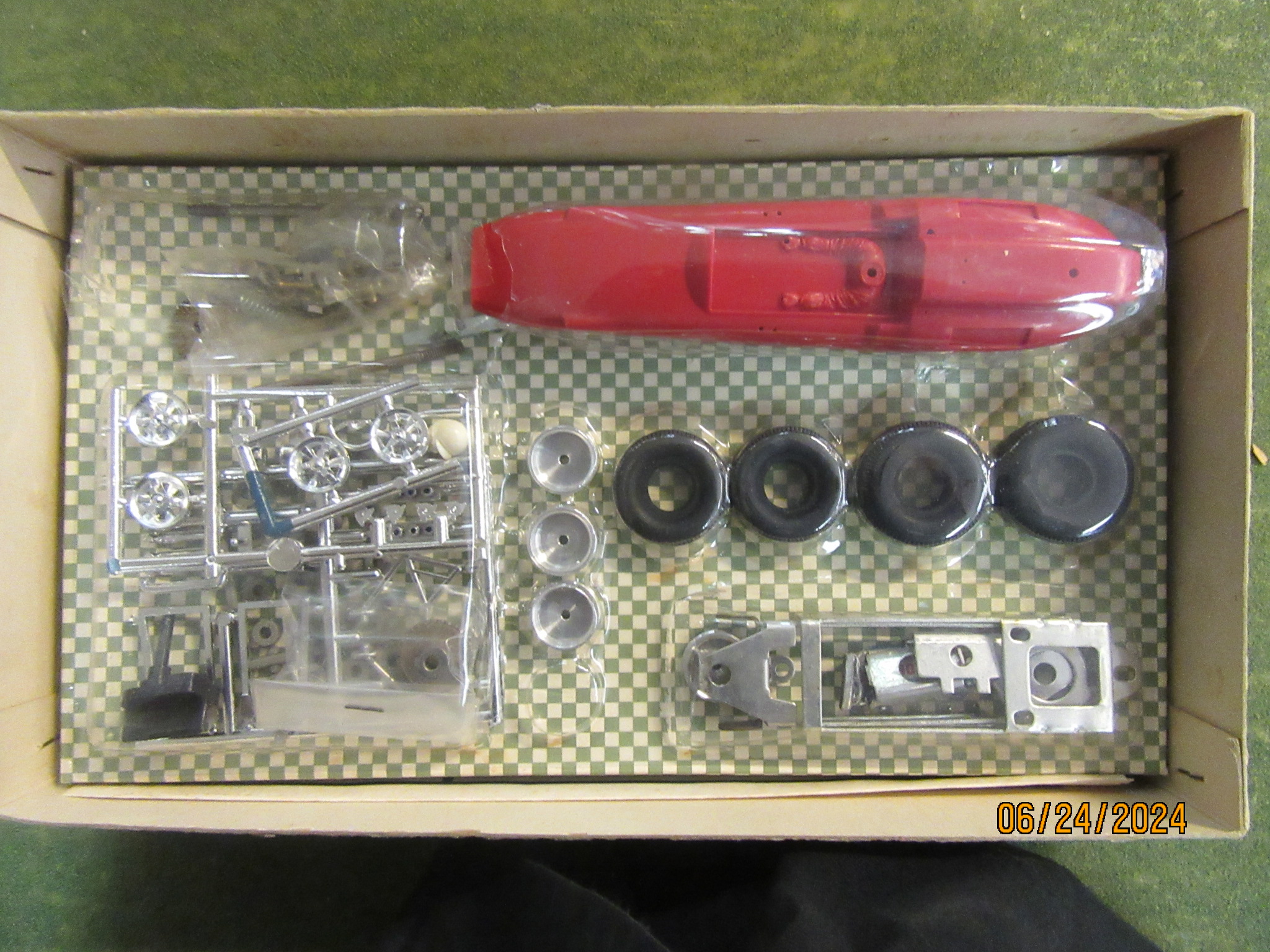 CONTENTS OF THE 1/24TH SCALE LOTUS FORD 38 . MIB  