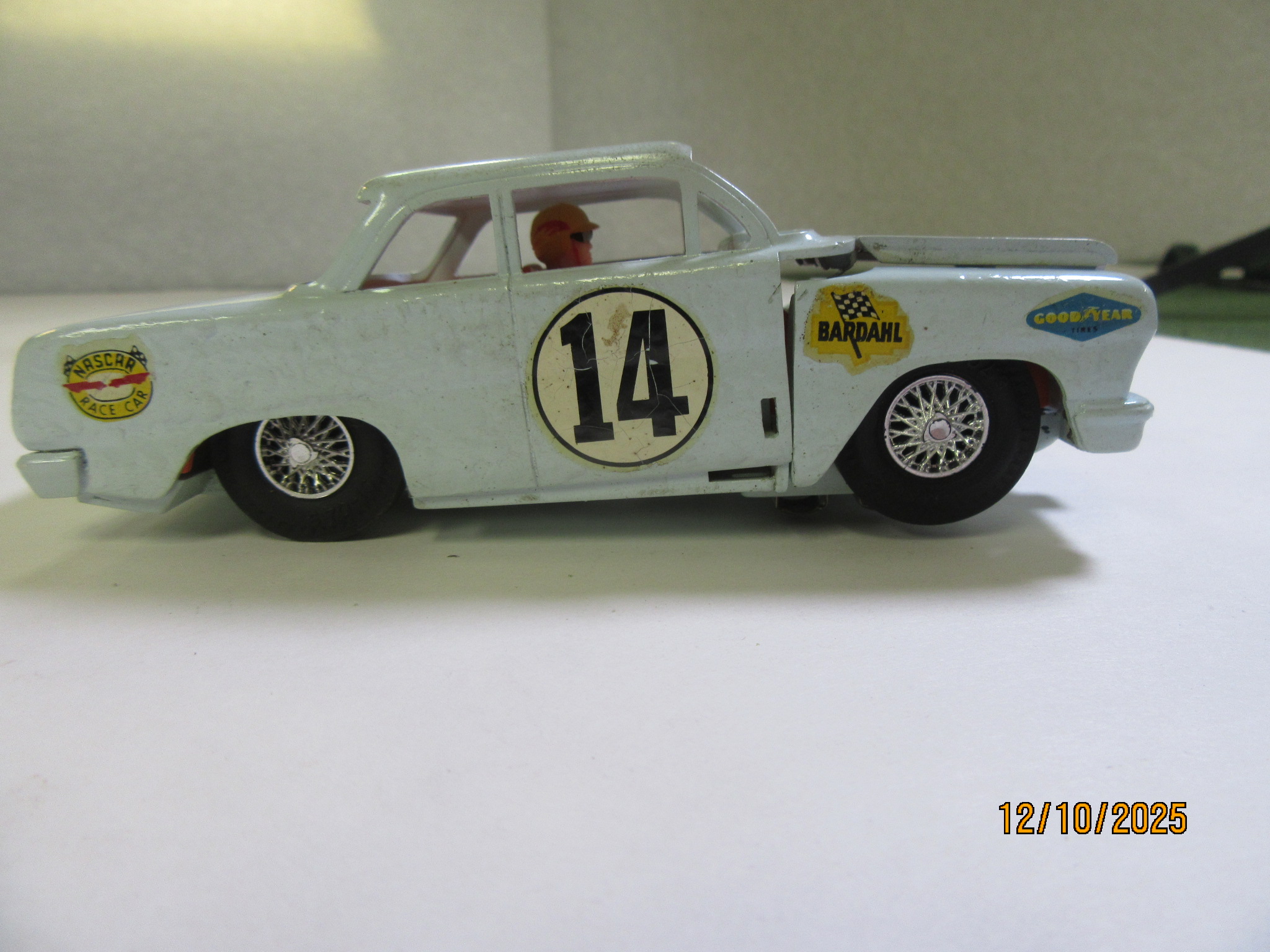 1/32 HANDMADE CHEVY CRASH CAR PROTOTYPE MADE IN 1965,HOOD & FRONT SIEDS OPEN WHEN ITS FRONT BUMPER HITS A CAR. VERY RARE