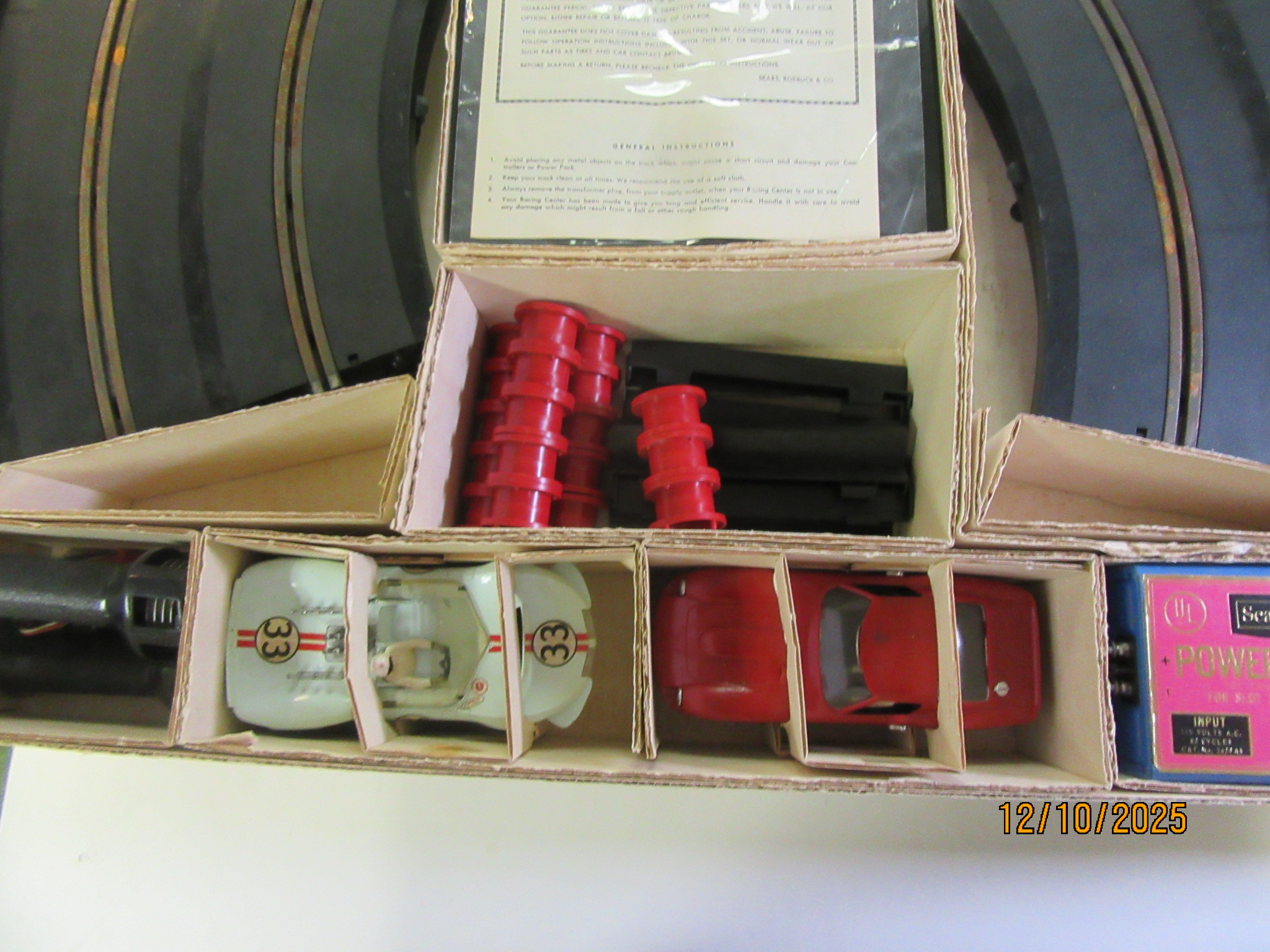 CLOSEUP OF THE 2 CARS IN THE 1/24TH SCALE SET