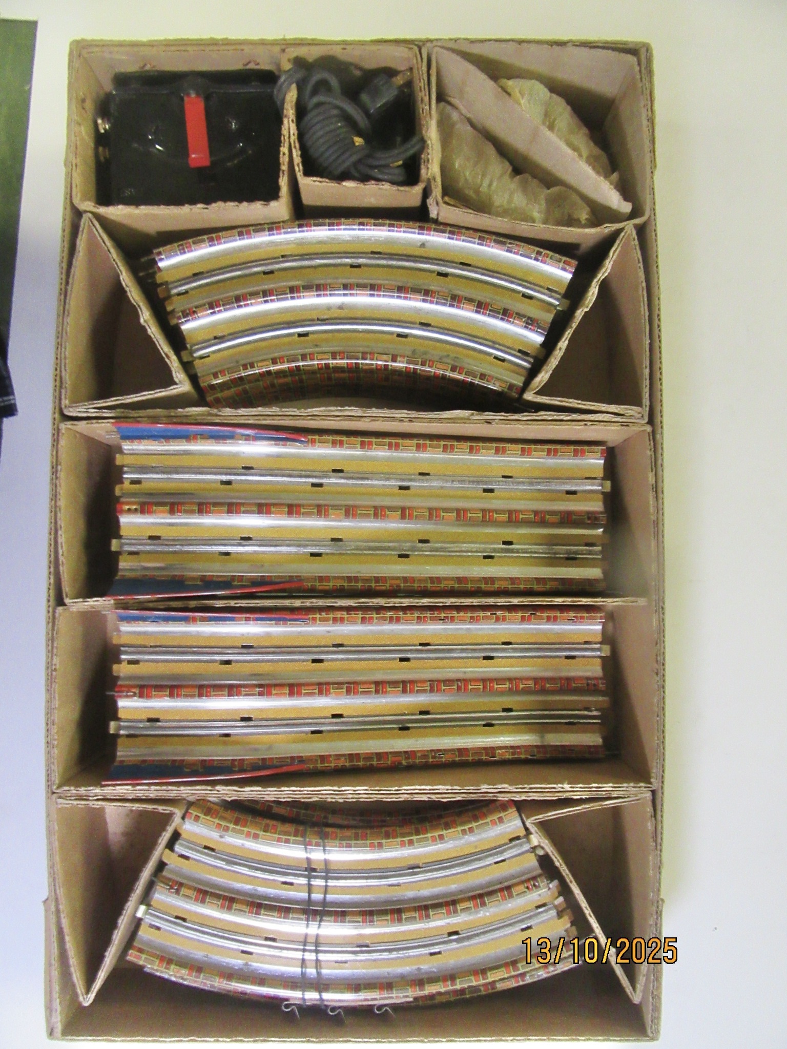 CONTENTS OF THE TINPLATE 1937 ELECTRIC SPEEDWAY WITH 2 CARS