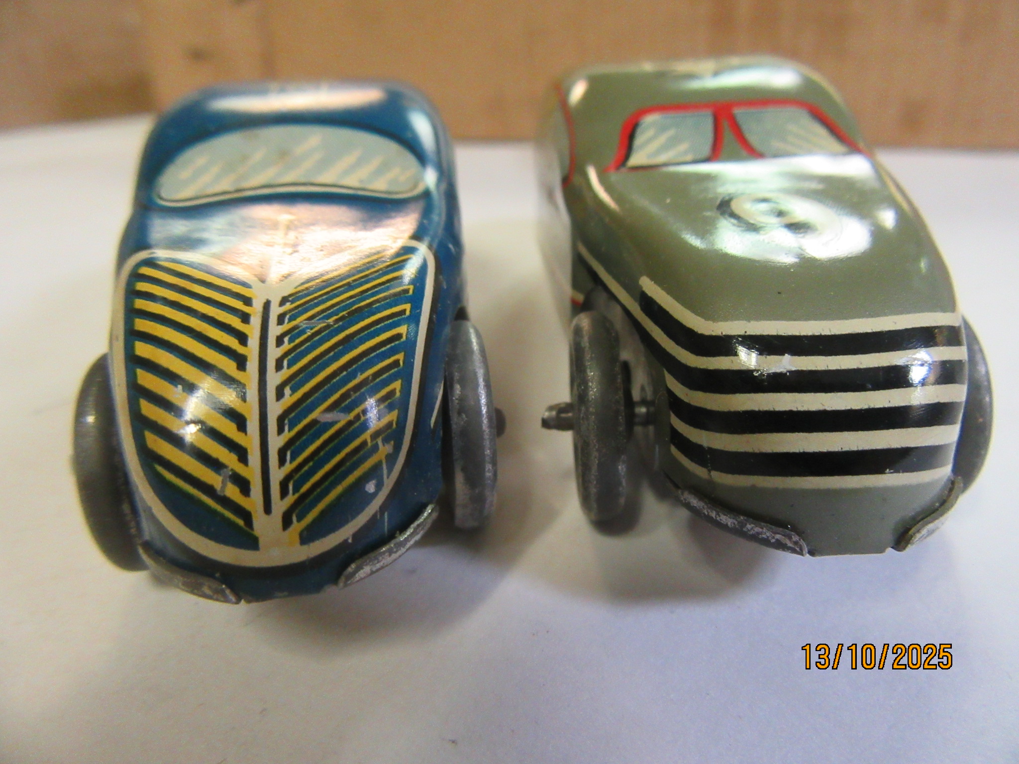 FRONT VIEW OF THE 2 TINPLATE CARS FROM THE 1937 ELECTRIC SPEEDWAY SET