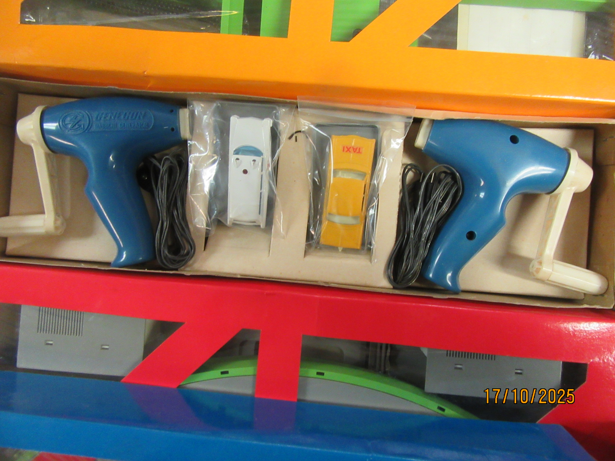 CLOSEUP OF THE 2 HO SCALE CARS & THE HAND POWERED CONTROLLERS. MAY THE STRONGEST GUY WIN !