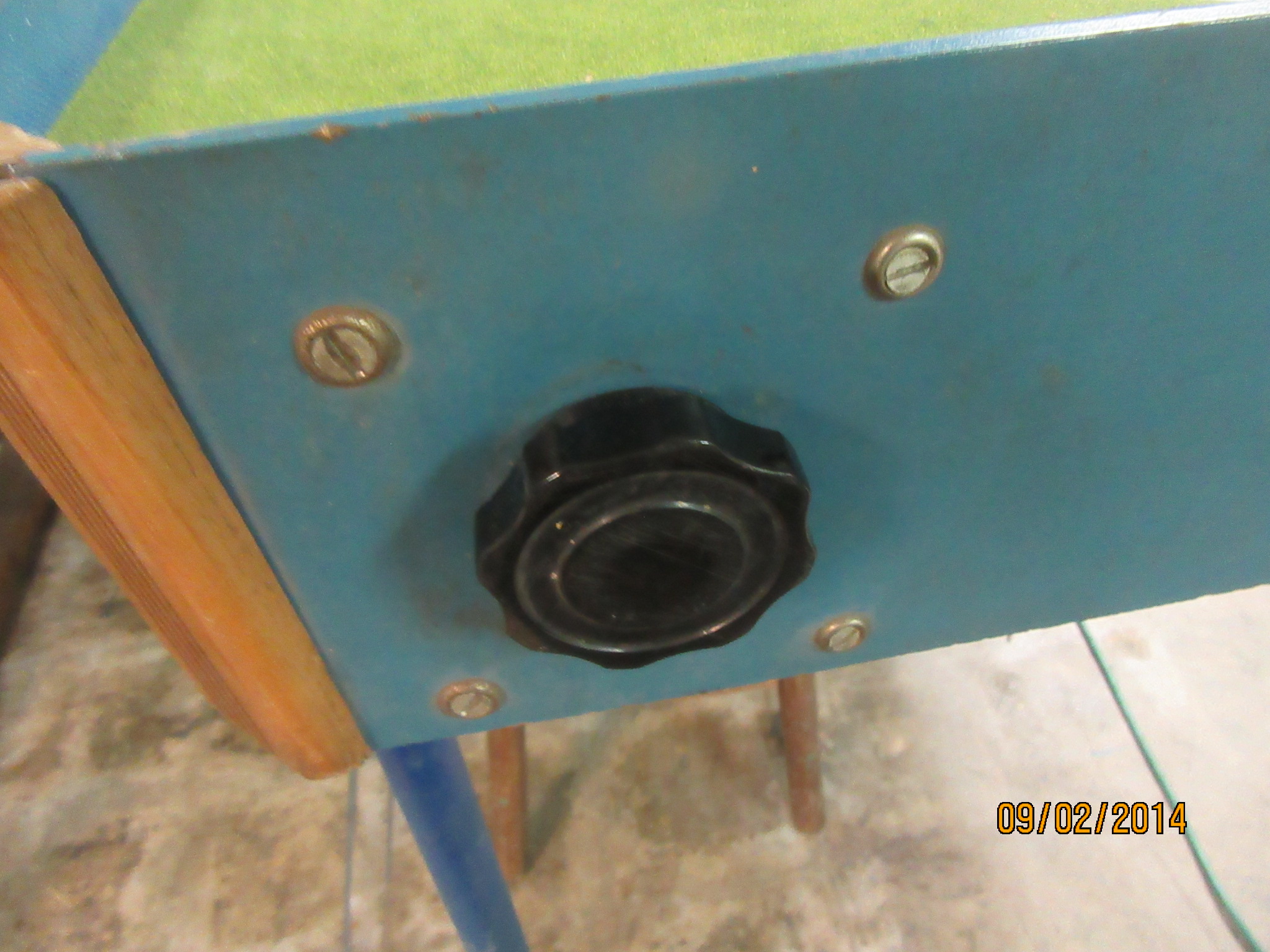 1 OF THE 2 AND CONTROLLERS ATTACHED TO THE TABLE ON THE SIDE