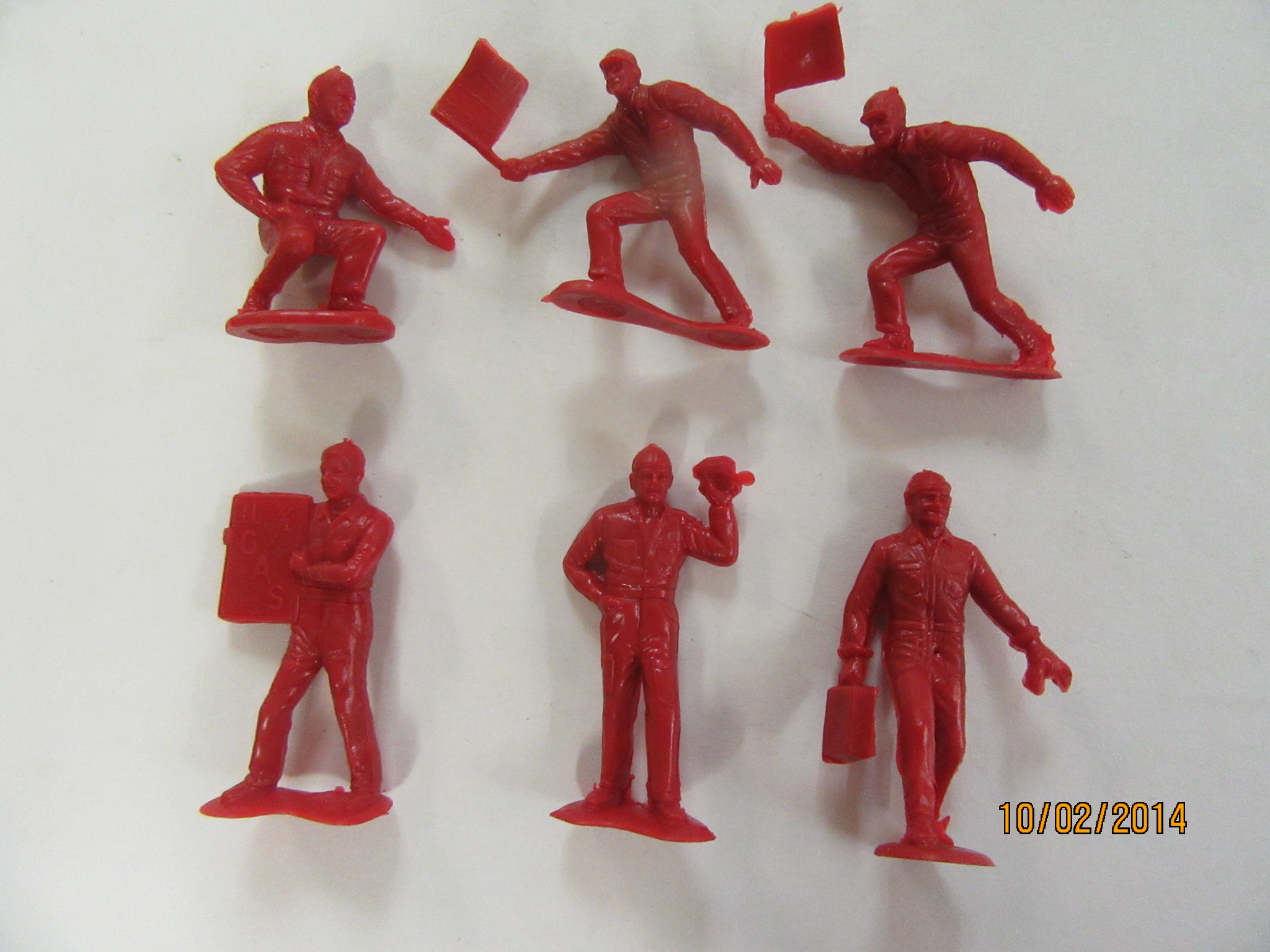 UNUSUAL 1/32ND SCALE RED COLORED PIT CREW FIGURES