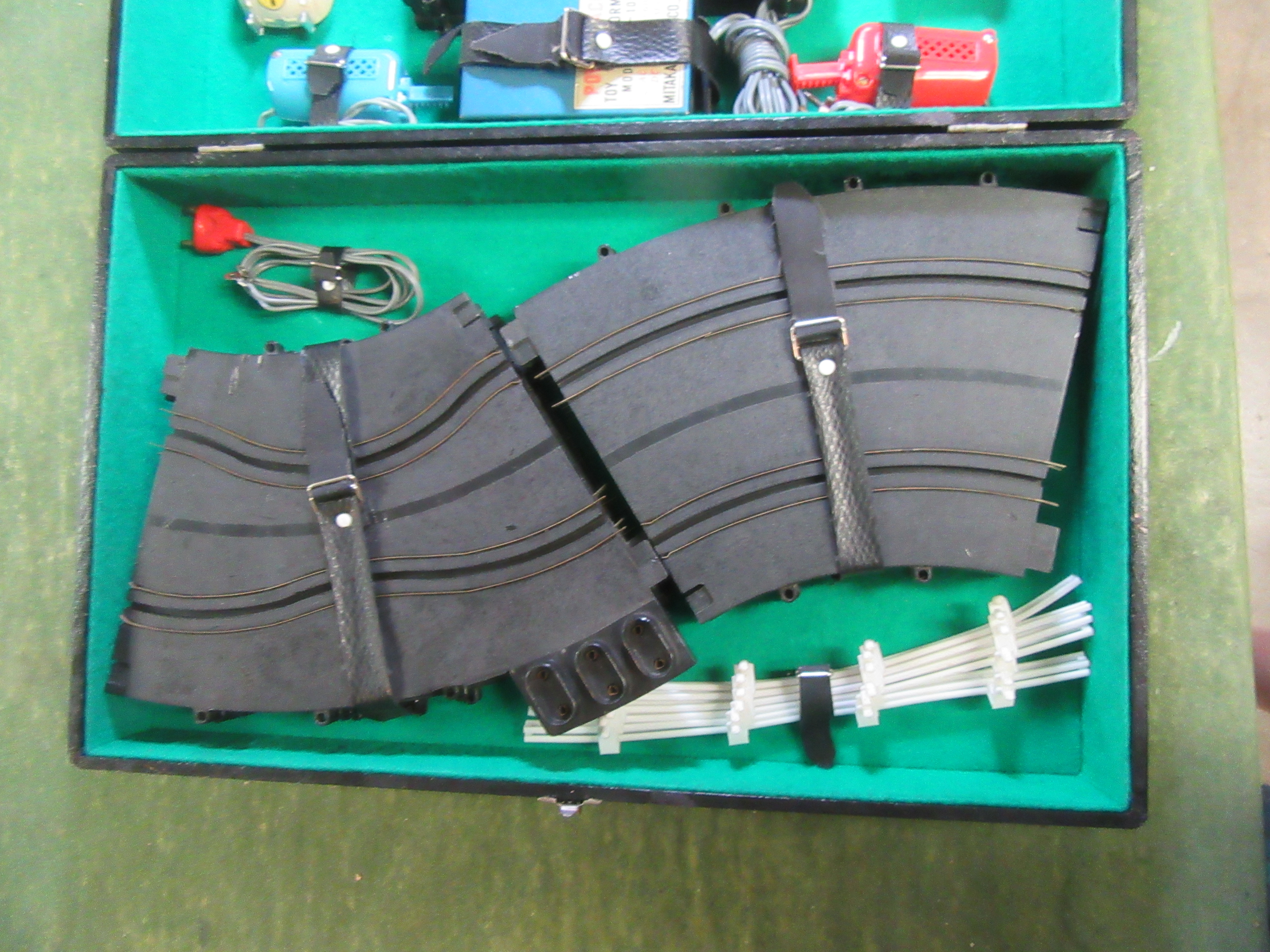 INSIDE THE BRIEFCASE SHOWING THE TRACK AND FENCE.