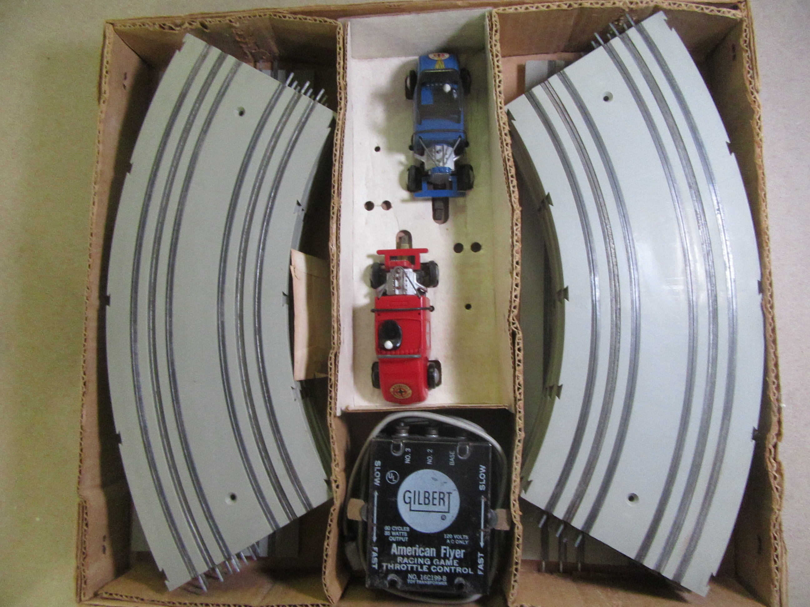 INTERIOR OF THE 1960 1/32ND SCALE HOT ROD SET. THE SET ONLY CAME WITH THE BLUE  & RED HOT RODS. THE GREEN & YELLOW WERE SOLD SEPARATELY. 