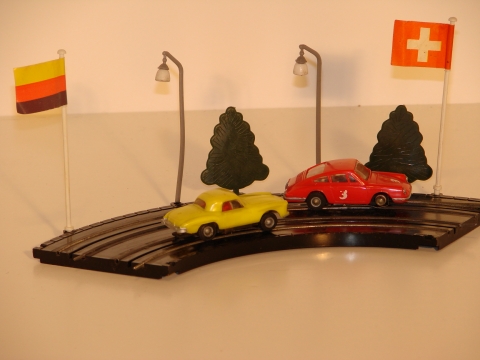 HO SCALE CARS ON THE TRACK