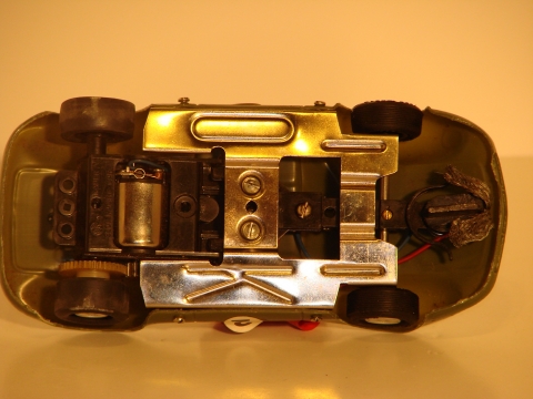 BOTTOM OF THE 1/24 LOTUS 40 SHOWING THE REAR SHOCKS.