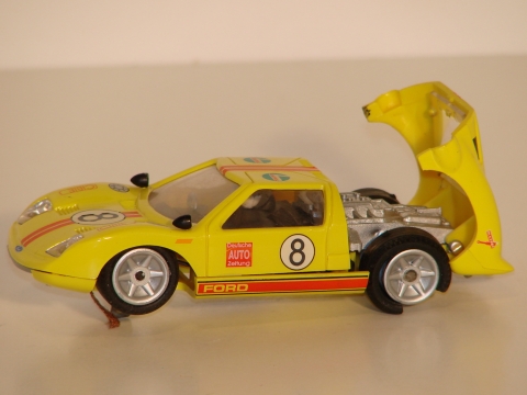 1/32ND SCALE FORD GT 40 WITH THE HOOD OPEN.