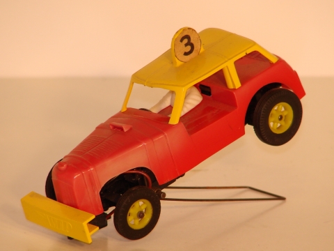 1/32ND SCALE CRASH JALOPY SHOWING THE SPRING LIFTING THE CAR UP WHEN HIT FROM THE REAR. MADE IN 1967