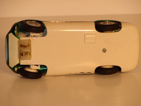 BOTTOM OF THE 1/24TH SCALE ASTON MARTIN MADE IN 1959 SHOWING THE 1ST CONTACTS & GUIDE