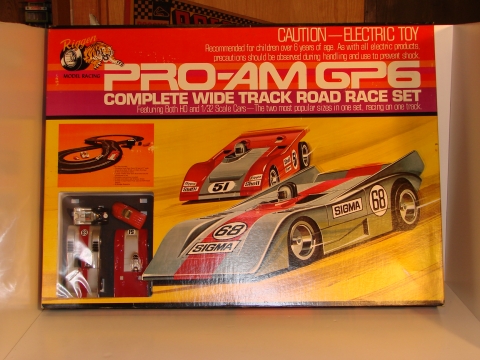 SET WITH 2 1/32ND SCALE  CARS & 2 HO SCALE CARS WHICH CAN RUN ON THE SAME TRACK. MIB. RARE