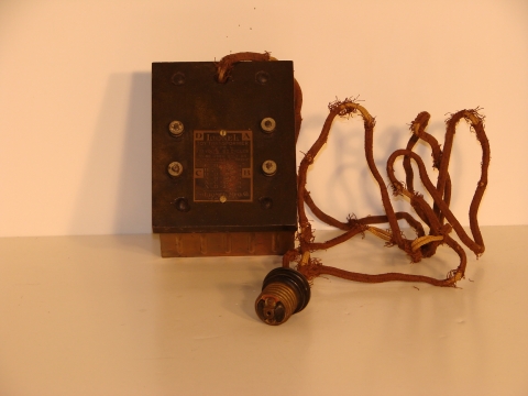 TRANSFORMER FOR THE 1912 SET.IT SCREWS INTO THE LIGHT PLUG