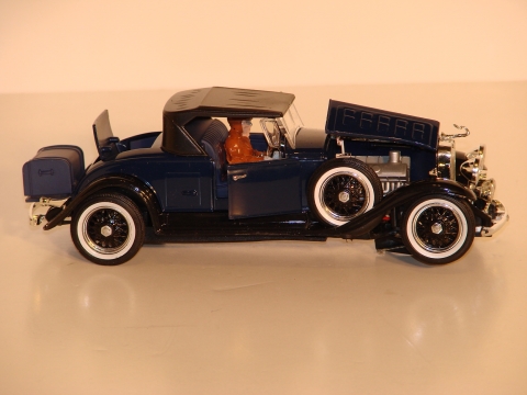 1/32ND SCALE CADILLAC V16 ROADSTER WITH COVERS OPEN