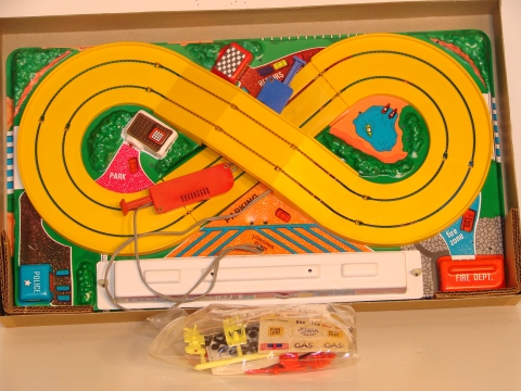 SMALL ELECTRIC SET. THE SPRINGS UNDER THE SLOT MOVE THE CARS