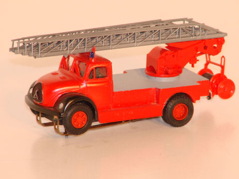 HO SCALE FIRE TRUCK