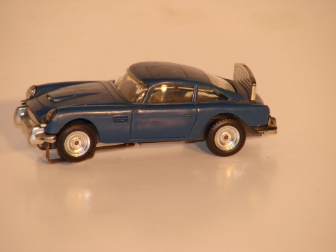 1/48 JAMES BOND ASTON MARTIN,LATER VERSION WITH THE AURORA CHASSIS & WHEELS