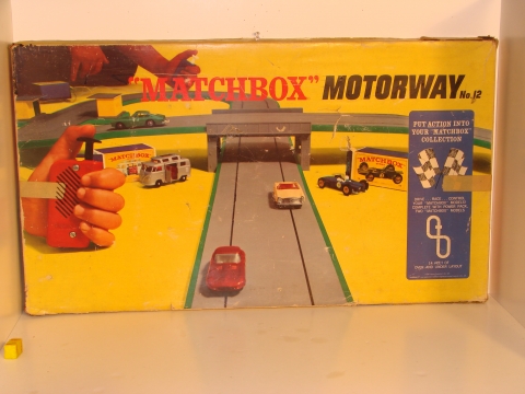 HO SCALE SET BOX TOP.THE DIE CAST CARS ARE MOVED BY SPRING UNDER THE SLOTS IN THE TRACK