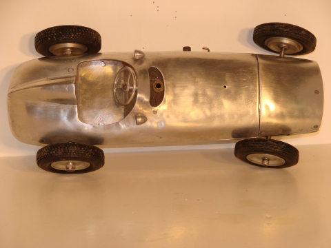 TOP VIEW OF THE GAS POWERED 1/12 MRRC MERCEDES W 196 RAILCAR,MADE .RARE